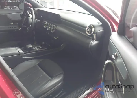 2021 Mercedes-Benz A 220 z USA, uszkodzony, nr VIN W1K3G4EB3MJ277158